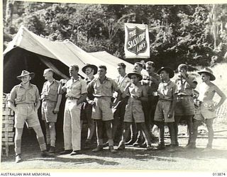 1942-12-17. NEW GUINEA. SALVATION ARMY. AUSTRALIANS AND AMERICANS PAUSE FOR A CUP OF TEA AT A SALVATION ARMY REST TENT IN NEW GUINEA. (NEGATIVE BY BOTTOMLEY)