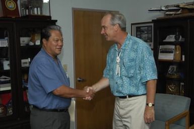 [Assignment: 48-DPA-SOI_K_Majuro_6-11-12-07] Pacific Islands Tour: Visit of Secretary Dirk Kempthorne [and aides] to Majuro Atoll, of the Republic of Marshall Islands [48-DPA-SOI_K_Majuro_6-11-12-07__DI14695.JPG]