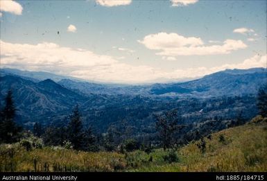 Goroka - Chimbu - Wahgi Valley, 10 miles before Kundiawa