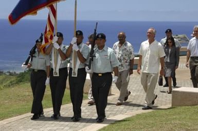 [Assignment: 48-DPA-SOI_K_Guam_6-6-7-07] Pacific Islands Tour: Visit of Secretary Dirk Kempthorne [and aides] to Guam, U.S. Territory [48-DPA-SOI_K_Guam_6-6-7-07__DI11409.JPG]