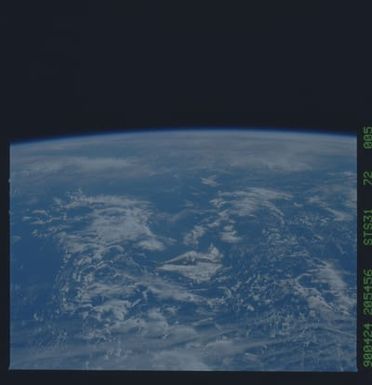 S31-72-005 - STS-031 - STS-31 earth observations