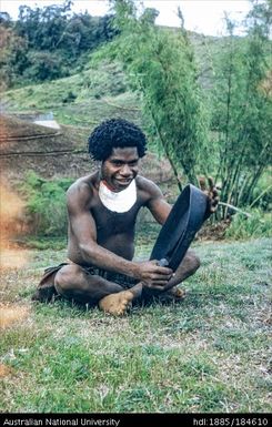 Okapa - Okapa Post - Gimi making dish with stone blade