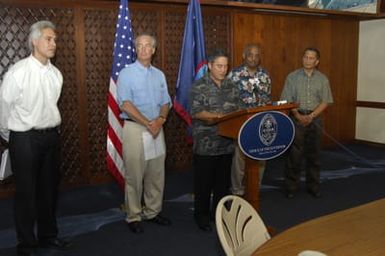 [Assignment: 48-DPA-SOI_K_Guam_6-6-7-07] Pacific Islands Tour: Visit of Secretary Dirk Kempthorne [and aides] to Guam, U.S. Territory [48-DPA-SOI_K_Guam_6-6-7-07__DI12277.JPG]