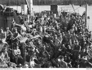 JACQUINOT BAY, NEW BRITAIN. 1945-09-09. TROOPS OF 13 FIELD COMPANY, ROYAL AUSTRALIAN ENGINEERS, ABOARD HMAS MANOORA AFTER EMBARKATION. THE MANOORA CARRIED TROOPS FOR THE OCCUPATION OF THE RABAUL ..
