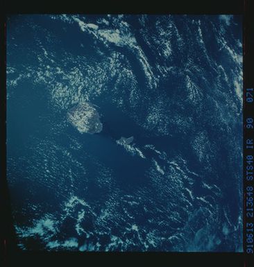 S40-90-071 - STS-040 - Earth observations