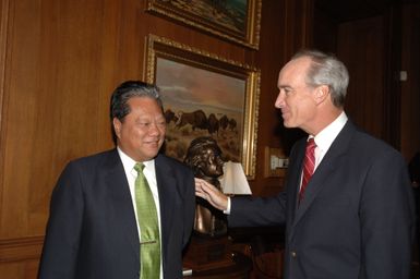 [Assignment: 48-DPA-09-26-07_SOI_K_Pres_Note] Secretary Dirk Kempthorne [and aides meeting at Main Interior] with delegation from Republic of Marshall Islands, led by Marshalls President Kessai Note [48-DPA-09-26-07_SOI_K_Pres_Note_DOI_2154.JPG]