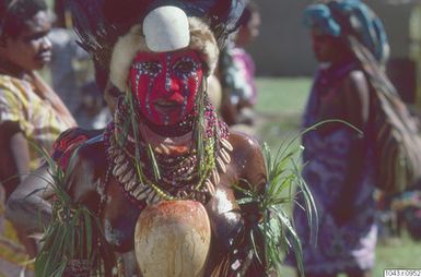["ansiktsmålning, huvudbonad, fotografi, photograph"]