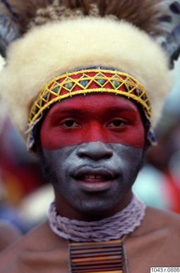 ["man, ansiktsmålning, porträtt, halsband, huvudbonad, fotografi, photograph"]