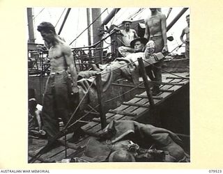 ORO BAY, NEW GUINEA. 1943-07. TROOPS OF THE 10TH FIELD AMBULANCE BRINGING A PATIENT, EVACUATED FROM MOROBE, ASHORE TO THE UNIT MAIN DRESSING STATION FROM THE USS "KARU MARU"