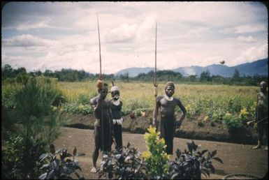 Passers-by : Minj Station, Wahgi Valley, Papua New Guinea, 1954 / Terence and Margaret Spencer