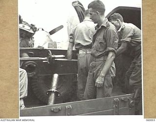 PORT MORESBY, NEW GUINEA. 1943-11-15. TROOPS OF THE 2/5TH AUSTRALIAN FIELD REGIMENT LOADING A DISMANTLED 25-POUNDER GUN INTO A DOUGLAS AIRCRAFT. NX86360 LANCE BOMBARDIER G.C. POGSON (1), CAN BE ..