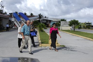 [Assignment: 48-DPA-SOI_K_Majuro_6-11-12-07] Pacific Islands Tour: Visit of Secretary Dirk Kempthorne [and aides] to Majuro Atoll, of the Republic of Marshall Islands [48-DPA-SOI_K_Majuro_6-11-12-07__DI14845.JPG]