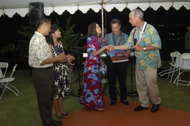 [Assignment: 48-DPA-SOI_K_Guam_6-6-7-07] Pacific Islands Tour: Visit of Secretary Dirk Kempthorne [and aides] to Guam, U.S. Territory [48-DPA-SOI_K_Guam_6-6-7-07__DI11948.JPG]