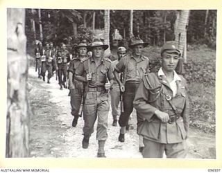 BONIS PENINSULA, BOUGAINVILLE. 1945-09-14. MEMBERS OF HEADQUARTERS 2 CORPS, PREPARED FOR SURRENDER DISCUSSIONS WITH THE JAPANESE, WENT ASHORE AT JAPANESE NAVAL HEADQUARTERS, BONIS PENINSULA. THEY ..