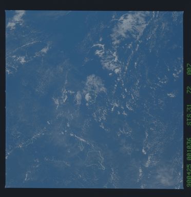 S31-72-007 - STS-031 - STS-31 earth observations
