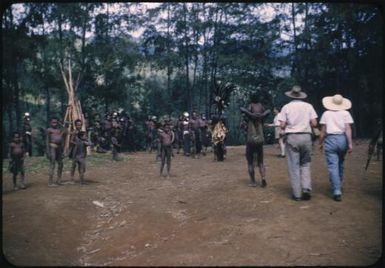 Getting closer to the village : Wahgi Valley, Papua New Guinea, 1954 and 1955 / Terence and Margaret Spencer
