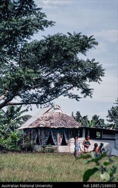 Samoa - kids in front of small house