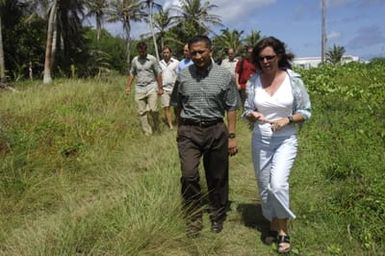 [Assignment: 48-DPA-SOI_K_Guam_6-6-7-07] Pacific Islands Tour: Visit of Secretary Dirk Kempthorne [and aides] to Guam, U.S. Territory [48-DPA-SOI_K_Guam_6-6-7-07__DI12147.JPG]