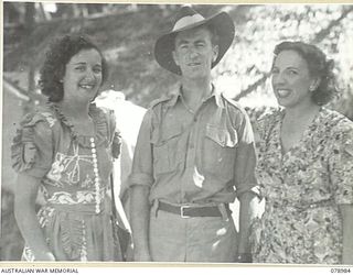 AITAPE, NEW GUINEA. 1945-02-20. MR DICK BENTLEY (2) WITH MISS PAULINE GARRICK (1) AN MISS MAMIE READ (3) MEMBERS OF THE DICK BENTLEY CONCERT PARTY, WHILE ON TOUR OF THE 6TH DIVISION UNITS IN THE ..