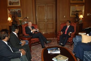 [Assignment: 48-DPA-02-25-08_SOI_K_Pres_Palau] Secretary Dirk Kempthorne [meeting at Main Interior] with government delegation from the Republic of Palau, [led by Palau President Tommy Remengesau. Secretary Kempthorne and President Remengesau discussed, among other subjects, the possibility of creating a National Heritage Area on the Palau island of Peleliu, along with the upcoming Review of the Palau-U.S. Compact of Free Association.] [48-DPA-02-25-08_SOI_K_Pres_Palau_IOD_1099.JPG]