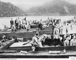 1943-07-29. ALLIED CAPTURE OF MUBO. AMERICAN REINFORCEMENT FOR THE TROOPS, WHO, AFTER HAVING LANDED AT NASSAU BAY, JOINED FORCES WITH THE AUSTRALIANS AND CAPTURED MUBO. THIS PHOTO SHOWS THE ..