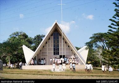 Paton Memorial Church, Vila