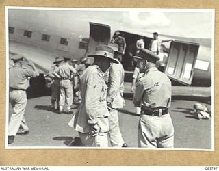 MAREEBA, QLD. 1944-04-13. VX20308 LIEUTENANT-GENERAL F.H. BERRYMAN, CBE., DSO., GENERAL OFFICER COMMANDING, 2ND AUSTRALIAN CORPS, CENTRE LEFT (1) CHATTING WITH VX17 MAJOR-GENERAL J.E.S. STEVENS, ..