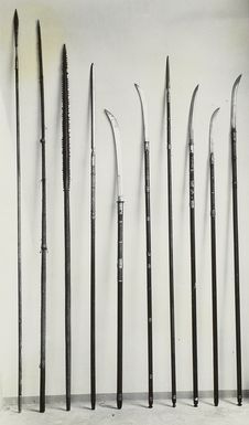 Ten spears and lances: 2. u. 3. from left to right Impact lances, 5, 6, 8, 9. 10. from left to right Sabre reefs