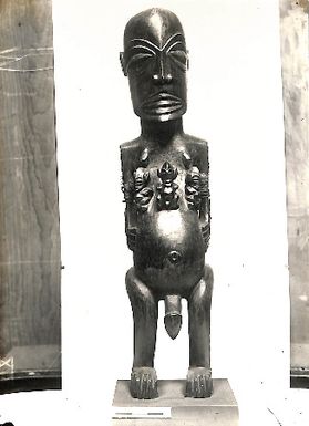 Photo of carving of a Tangaroa with three smaller figures on his chest (XIX/38)