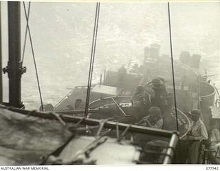 PURIATA RIVER, BOUGAINVILLE ISLAND. 1944-12-31. A 40MM BOFORS AA DUAL PURPOSE GUN ON AN AMERICAN LANDING CRAFT INFANTRY GUNBOAT FIRING ON ENEMY POSITIONS DURING A COMBINED NAVNAVAL - AIR FORCE ..