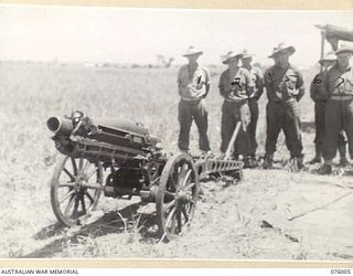 NADZAB AREA, NEW GUINEA. 1944-09-15. PERSONNEL OF THE 2ND MOUNTAIN BATTERY STAND BEHIND THEIR FULLY ASSEMBLED 75MM GUN READY FOR FIRING. IDENTIFIED PERSONNEL ARE:- SERGEANT A.R. DAVIS (1); GUNNER ..