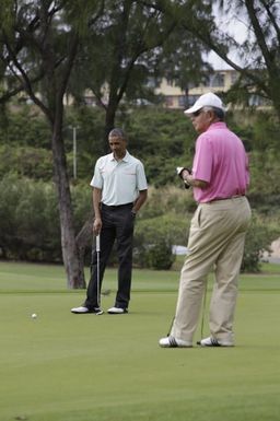 Barack Obama plays golf with Prime Minister Najib Razak, Joe Paulsen, and Mike Brush in Kaneohe Bay, Hawaii, December 24, 2014