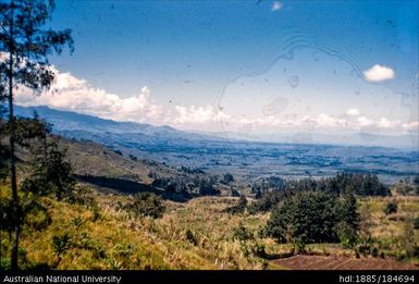 Goroka - Chimbu, Miruma - Lkt, Goroka in background