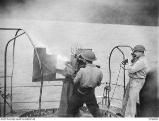 WIDE BAY, NEW BRITAIN. 1944-11-04. RAN RATING FIRING ON JAPANESE POSITIONS WITH AN OERLIKON GUN