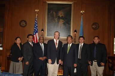 [Assignment: 48-DPA-09-26-07_SOI_K_Pres_Note] Secretary Dirk Kempthorne [and aides meeting at Main Interior] with delegation from Republic of Marshall Islands, led by Marshalls President Kessai Note [48-DPA-09-26-07_SOI_K_Pres_Note_DOI_2176.JPG]