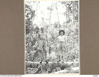 PAPUA, NEW GUINEA. 1942-10. PRESS CORRESPONDENTS IN THE JUNGLE OF THE IORIBAIWA AREA