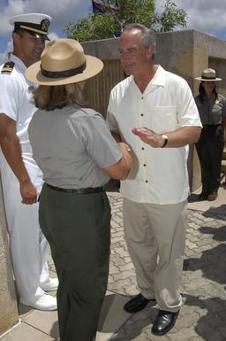 [Assignment: 48-DPA-SOI_K_Guam_6-6-7-07] Pacific Islands Tour: Visit of Secretary Dirk Kempthorne [and aides] to Guam, U.S. Territory [48-DPA-SOI_K_Guam_6-6-7-07__DI11458.JPG]