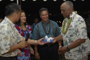 [Assignment: 48-DPA-SOI_K_Guam_6-6-7-07] Pacific Islands Tour: Visit of Secretary Dirk Kempthorne [and aides] to Guam, U.S. Territory [48-DPA-SOI_K_Guam_6-6-7-07__DI11952.JPG]