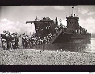 GILI GILI, NEW GUINEA, 1943-07-15. TROOPS OF THE 29TH AUSTRALIAN INFANTRY BRIGADE, 5TH AUSTRALIAN DIVISION, EMBARKING ON AN AMERICAN LCI (LANDING CRAFT INFANTRY) FOR THEIR MOVE FROM GILI GILI TO ..