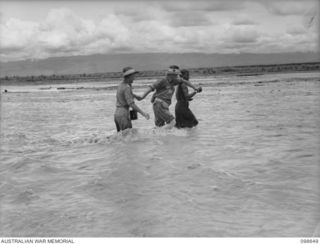 LERON RIVER, NEW GUINEA. 1945-10-31. AN EXPEDITION COMPRISING MEMBERS OF 1 MOBILE VETERINARY SURVEY UNIT, CARRIED OUT AN ANIMAL DISEASE SURVEY TOUR IN THE MARKHAM VALLEY, MOUNT HAGEN, RUMU VALLEY ..