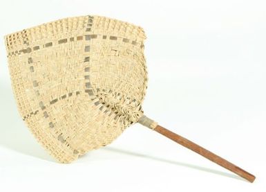 ili tea (fan with wooden handle)
