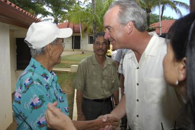 [Assignment: 48-DPA-SOI_K_Guam_6-6-7-07] Pacific Islands Tour: Visit of Secretary Dirk Kempthorne [and aides] to Guam, U.S. Territory [48-DPA-SOI_K_Guam_6-6-7-07__DI11234.JPG]