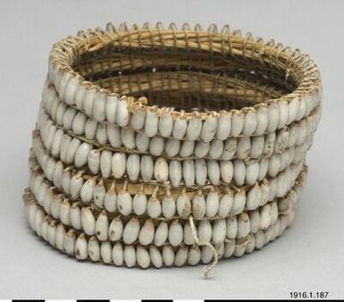 ["smycke, armring, armband, armlet, jewellery, bangle", "smycke, armring, armband, armlet, jewellery, bangle"]