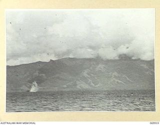 MILNE BAY, NEW GUINEA. 1943-01. JAPANESE AIRCRAFT ATTACKING ALLIED SHIPPING IN THE BAY