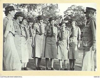 INDOOROOPILLY, QUEENSLAND. 1945-04-23. MAJOR GENERAL C.H. SIMPSON, (9), WITH VICTORIAN PERSONNEL CONCENTRATED AT 2 AUSTRALIAN WOMEN'S ARMY SERVICE BARRACK BEFORE EMBARKATION TO NEW GUINEA