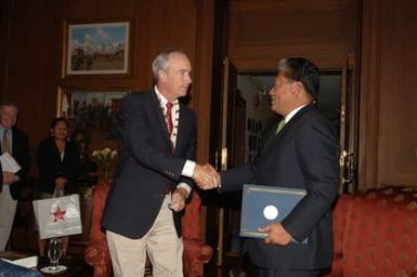 [Assignment: 48-DPA-09-26-07_SOI_K_Pres_Note] Secretary Dirk Kempthorne [and aides meeting at Main Interior] with delegation from Republic of Marshall Islands, led by Marshalls President Kessai Note [48-DPA-09-26-07_SOI_K_Pres_Note_DOI_2187.JPG]