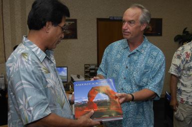 [Assignment: 48-DPA-SOI_K_Pohnpei_6-10-11-07] Pacific Islands Tour: Visit of Secretary Dirk Kempthorne [and aides] to Pohnpei Island, of the Federated States of Micronesia [48-DPA-SOI_K_Pohnpei_6-10-11-07__DI13663.JPG]