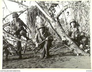 1943-07-29. ALLIED CAPTURE OF MUBO. AMERICAN INFANTRYMEN INFILTRATING ALONG NASSAU BAY BEACH THE MORNING AFTER AMERICAN TROOPS LANDED AT NASSAU BAY. LATER THE AMERICANS JOINED UP WITH THE ..