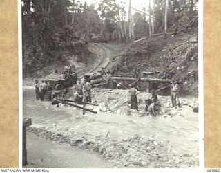 FINSCHHAFEN AREA, NEW GUINEA. 1943-11-11. TROOPS OF THE 2/3RD AUSTRALIAN PIONEER BATTALION BUILDING A BRIDGE AND SIMBANG