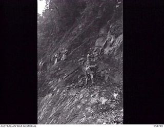 BULLDOG ROAD, NEW GUINEA. 1943-07-18. 2/1ST AUSTRALIAN FIELD COMPANY, ROYAL AUSTRALIAN ENGINEERS, MAKING A TRACK ALONG THE CLIFF FACE AT FOX GAP. ALL THIS IS HAND WORK AS NO MECHANICAL EQUIPMENT IS ..